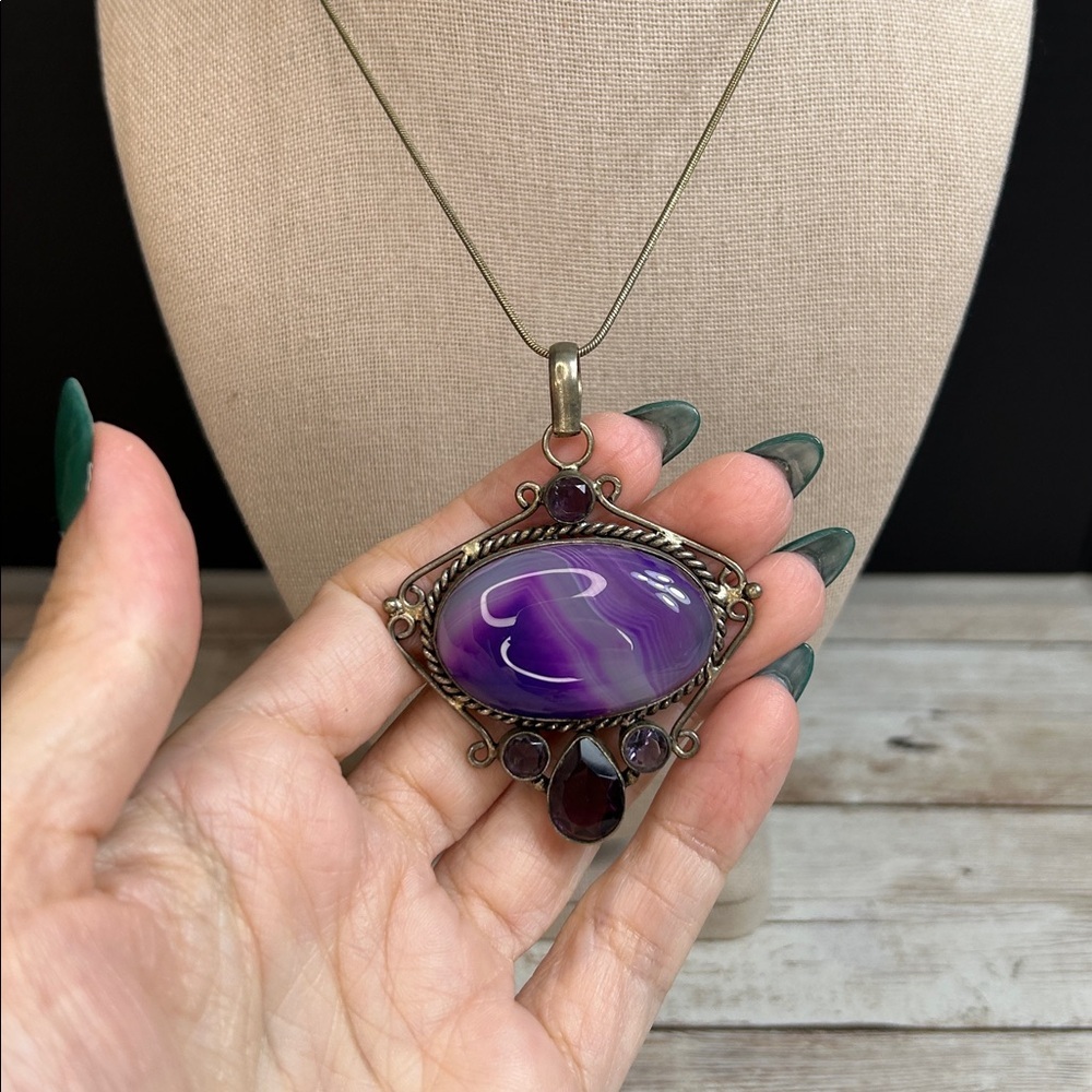 Sterling silver large purple banded agate stone framed by amethyst gemstones - Picture 3 of 7